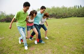 J9集团公司林间附身操活动——为您的腰背健康加油